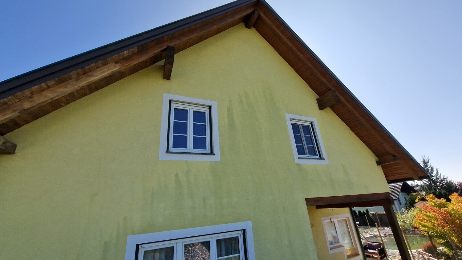 Vorher-Bild – Fassadenreinigung, Neuanstrich und Holzanstrich in Prebuch bei Gleisdorf