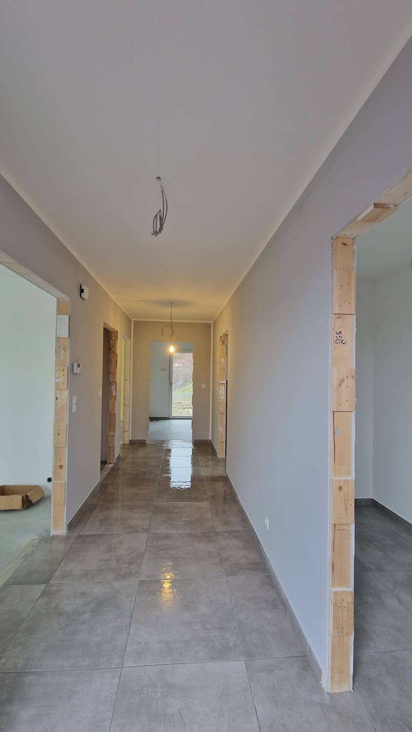 Ganggestaltung Neubau Einfamilienhaus in Deutschlandsberg durch unser Malerteam